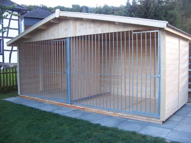 Hundezwinger Oslo Doppelanlage 2x3x2 m mit Spitzdach, Schutzraum, Hundehütten und Sichtschutz-Trennwand.