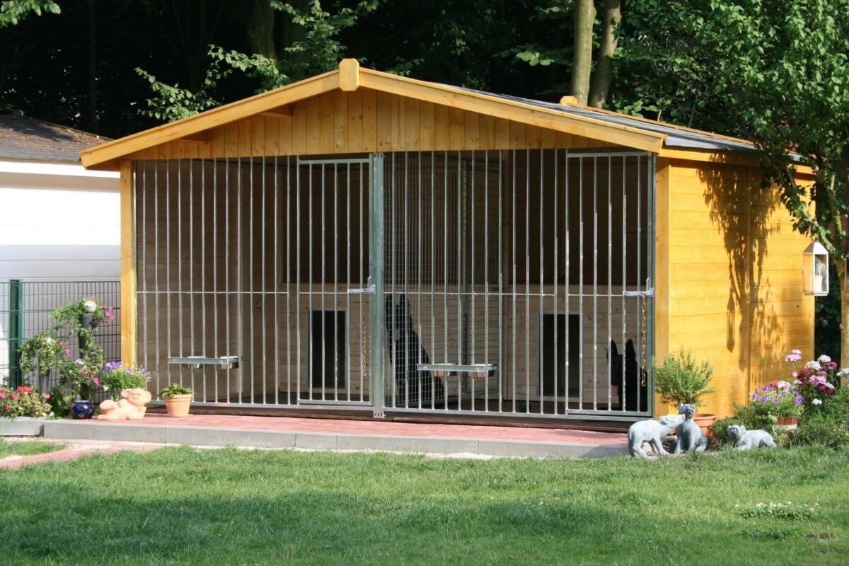 Hundezwinger Oslo Doppelzwinger mit Spitzdach und integrierten Hundehütten