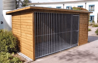 Massivholz-Hundezwinger Stockholm 4 × 2 m mit Rohrstabfront, Holzwänden und integriertem Schutzraum