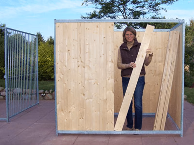 Stahlrahmen Hundezwinger mit vertikal eingesetzten Holzelementen, austauschbar und langlebig
