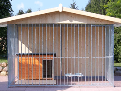 Hundezwinger 2x3 m aus Stahlrahmen mit Rohrstab-Elementen, Holzrückwand und Spitzdach