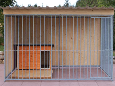 Hundezwinger 2x3 m mit Pultdach, zwei Seiten Holz geschlossen, Hundehütte und Rohrstab-Elemente mit Tür