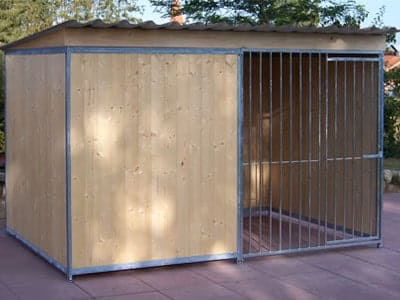 Hundezwinger Stahlrahmen Holz 2x3 m, 3,5 Seiten geschlossen, mit Schutzecke und Pultdach