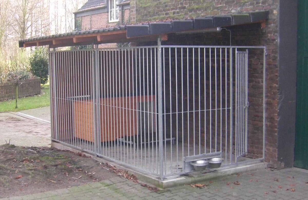 Wandanbau Hundezwinger mit Hauswand als Rückwand und Dachpfanneneindeckung