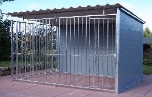 Kunststoff-Hundezwinger mit massiver Rückwand, Seitenwand und verzinkter Rohrstabfront, Trapezprofildach