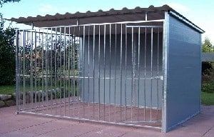 Kunststoff-Hundezwinger mit massiver Rückwand, Seitenwand und verzinkter Rohrstabfront, Trapezprofildach