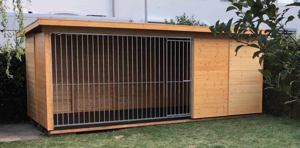 3-Seiten Massivholzzwinger Stockholm 5,0 × 2,0 m mit Schutzecke, isolierter Hundehütte und Trapezprofildach