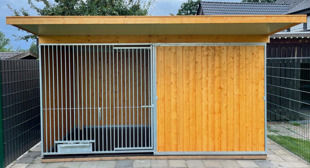 Hundezwinger Stahlrahmen Holzfüllung mit isoliertem Dach 2x4m