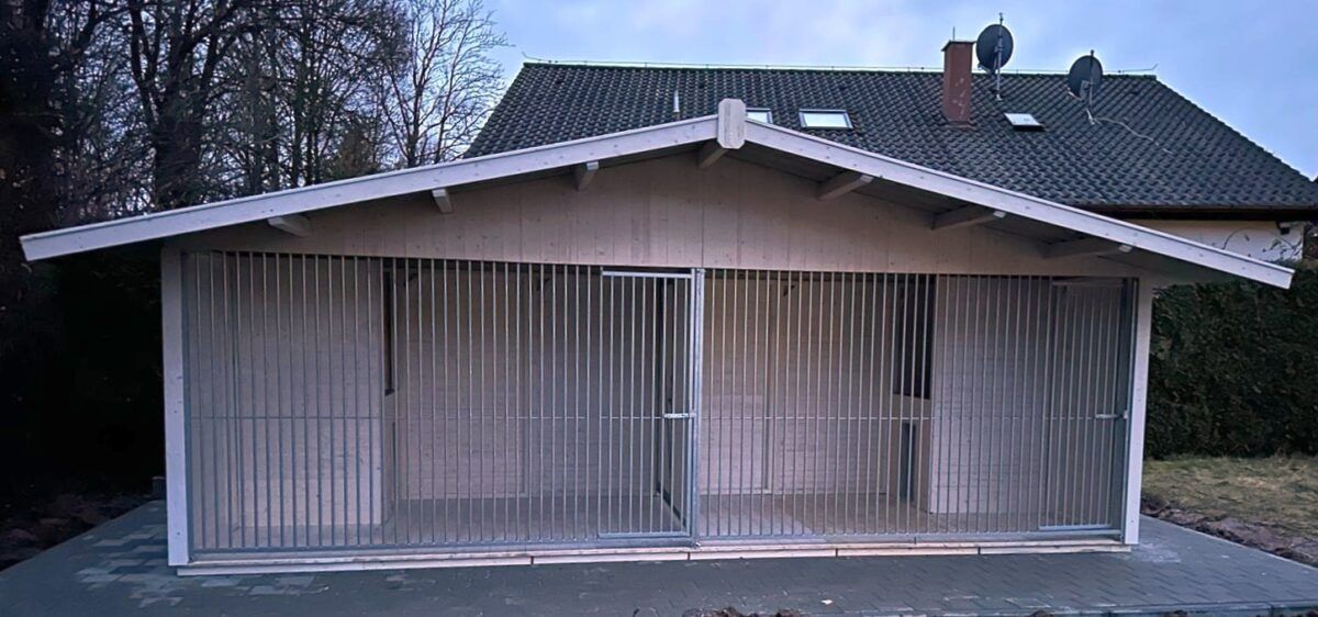 Hundezwinger Oslo Doppelanlage 2x3m mit Spitzdach, Schutzraum, Hundehütten und Sichtschutz-Trennwand.