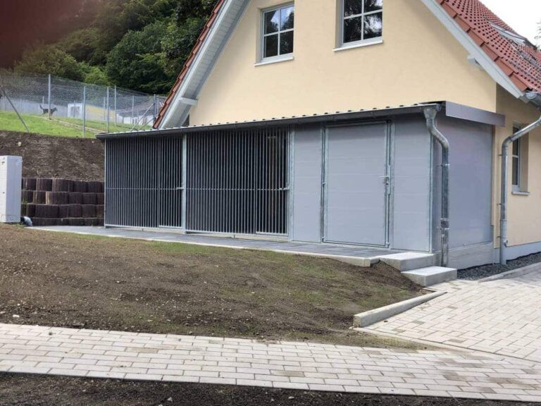 Doppelhundezwinger 7,50 × 2,00 m als Wandanbau mit Abstellraum, Kunststoffwänden und Trapezprofildach