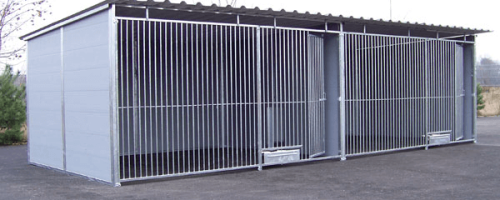 Kunststoff Doppelhundezwinger 8 × 2 m mit Trapezdach und blickdichter Trennwand